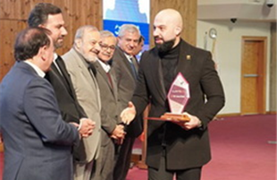 اهدای دو تندیس «جشنواره سلام» به مدیر روابط عمومی شرکت فولاد خوزستان