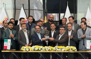 اهدای تندیس افتخار به«فولاد کاوه جنوب کیش» از سوی مدیرعامل بورس تهران